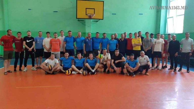 Участники волейбольного турнира в спортивном зале.